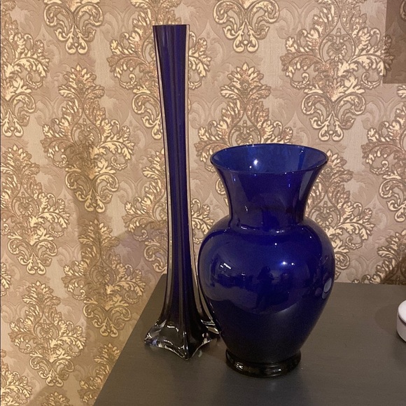 Set of 2 Elegant Blue Glass 🏺 vases - Picture 1 of 4